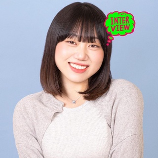 ⠀
수많은 경험을 통해 만들어진 하이퍼리얼리즘 콘텐츠로 무장한
명예 인류학자 김소정PD(@beautyfool)?

각종 숏폼 플랫폼에 이어 방송계까지 접수한 김소정PD와 DIVE의 인터뷰를 들여다보자!

Q. 많은 사람이 소정 PD님을 유튜버로 알고 있을 것 같은데, 본래 인스타그램과 틱톡에 먼저 채널을 개설했더라고요.
A. 2021년 2월에 인스타그램, 틱톡으로 시작했어요. 당시 인스타그램에 릴스 서비스가 처음 도입되었는데, 초기 시장을 선점하고자 쇼트폼으로만 영상을 제작했어요. 그렇게 1년 정도 인스타그램, 틱톡에 영상을 올리다가 유튜브 쇼츠가 활성화되면서 2022년 1월부터 유튜브에도 본격적으로 쇼트폼 영상을 올리게 되었어요.

Q. 아르바이트생 현실 고증 콘텐츠가 제일 먼저 주목받았죠?
A. 알바생 콘텐츠를 비롯해 모두가 실제 제 이야기예요. 대학 시절 내내 <우당탕탕 알바 공감>에 나오는 아르바이트생처럼 저는 알바를 정말 많이 했어요. 매일 똑같은 매뉴얼로 메뉴를 만들고 손님을 응대하는 게 정말 힘들었는데, 지금 이렇게 도움이 되는 걸 보면 역시 쓸모없는 시간은 없는 것 같네요.

Q. 사내뷰공업 속 많은 캐릭터 중 PD님이 가장 애정하는 캐릭터가 궁금해요.
A. 애정하는 캐릭터는 황한솔! 영상에서는 한솔이의 매력이 잘 보이지 않지만, 한솔이의 인스타그램을 보면 얼마나 생각이 깊은 친구인지 알 수 있어요. 독서도 많이 하고, 어제보다 나은 사람이 되기 위해, 또 주변에 좋은 가치관을 전달하기 위해 열심히 하는 친구죠.

?지금 DIVE 앱에서 '과몰입 금지' 콘텐츠를 확인해 보세요.

✅DIVE 앱에서 매일 업데이트되는 컬처 콘텐츠를 만나보세요!

#현대카드DIVE #현대카드다이브
#현대카드 #HyundaiCard