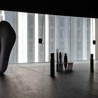이 전시는 멀리서도 놓칠 수 없지!
MoMA 크라비스 스튜디오에서 열리는
한국 아티스트 최초 김성환 작가의 단독 전시?

현대카드가 단독 후원하는
뉴욕 MoMA 현대카드 퍼포먼스 시리즈?
김성환 작가의 멀티미디어 설치 ‘템퍼 클레이(Temper Clay, 2012)' 공개!

셰익스피어 <리어왕>을 재해석한 작품의 비하인드 스토리가 궁금하다면?
지금 DIVE 앱에서 김성환 작가의 인터뷰를 만나보세요!

?자세한 내용은 프로필 링크를 통해 '신화와 일상의 크로스' 콘텐츠를 확인해 보세요.

<김성환: 템퍼 클레이> 전시 안내
• 기간 : 2021. 06. 05(토) ~ 07. 18(일)
• 장소 : 뉴욕 현대미술관(MoMA)
• 홈페이지 : https://www.moma.org
• 티켓 : MoMA Pass 현대카드 플래티넘 이상 회원 본인 및 동반 2인 무료 입장

Installation view of Sung Hwan Kim’s Temper Clay, June 5, 2021–July 18, 2021 at The Museum of Modern Art, New York. Digital Image © 2021 The Museum of Modern Art, New York. Photo by Robert Gerhardt. Still from Sung Hwan Kim. Temper Clay. 2012. Video (black and white and color, sound), 23:41 min. The Museum of Modern Art. Fund for the Twenty-First Century

#MoMA #뉴욕현대미술관
#크라비스스튜디오
#SungHwanKim #김성환
#현대카드퍼포먼스시리즈

#현대카드DIVE #현대카드다이브
#현대카드 #HyundaiCard