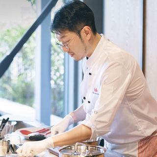 ⠀
여름 채소를 활용한 명품 요리?

독일 프리미엄 쿡웨어 브랜드 Fissler(@fissler_korea)와
쿠킹 라이브러리가 함께하는 쿠킹 클래스?‍?

'박준우' 셰프(@seoul_1983)가 다가올 여름을 맞이하여 선보이는
여름 채소를 올린 타르틴과 로스트 펜넬&연어구이?
제철 식재료를 활용한 특별한 레시피를 만날 수 있는 기회

? 프로필 링크를 통해 '여름을 맞이하는 요리' 콘텐츠를 확인해 보세요.

쿠킹 라이브러리 X Fissler 
<박준우 셰프의 ‘여름 채소’ 쿠킹 클래스>
• 신청 기간: 2023. 05. 19(금) ~ 05. 26(금)
• 예약 오픈: 2023. 05. 19(금) 오후 5시 DIVE 앱
• 행사 일시: 2023. 05. 27(토) 오후 2시
• 장소: 현대카드 쿠킹 라이브러리 3F 키친
• 프로그램: 여름 채소를 올린 타르틴, 대저 토마토 샐러드를 곁들인 로스트 펜넬&연어 구이
• 금액: 8만원 (2인)
• 예약: DIVE 앱 '여름을 맞이하는 요리' 콘텐츠 내 예약 링크

✅ DIVE 앱만 있으면 현대카드 라이브러리 주중 입장 가능!

#CookingLibrary #현대카드쿠킹라이브러리
#휘슬러 #Fissler #박준우셰프 #여름채소

#현대카드DIVE #현대카드다이브
#현대카드 #HyundaiCard