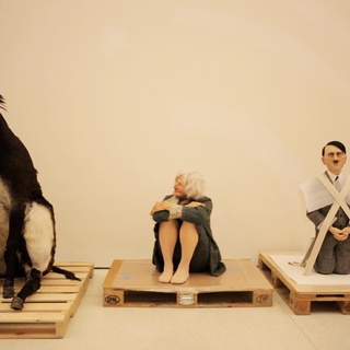 ⠀
현대카드 Art Library에서 매월 마지막주 토요일 선보이는
Moving Image Screening?️

이번 달 스크리닝 영상은 Maurizio Cattelan의 삶과
작업을 다룬 <Maurizio Cattelan: Be Right Back>?

Maurizio Cattelan의 초기 커리어부터
2011년 뉴욕의 구겐하임 미술관에서 진행한 회고전까지,
익살스럽고 재치있는 작업을 확인할 수 있는 기회✨

이슈메이커에서 이탈리아를 대표하는 현대미술 작가로
자리매김하기까지의 과정을 Moving Image Room에서 만나보자?

<Moving Image Screening>
• 제목: Maurizio Cattelan: Be Right Back (2016)
• 일정: 2023. 04. 29(토) 낮 12시 ~ 오후 9시
• 장소: 현대카드 Art Library (Moving Image Room)
• 예약: 현대카드 DIVE 앱

* 영상은 오후 1/3/5/7시 각 정시에 시작됩니다.
* 영상 관람은 사전 예약으로 진행되며, No-Show 발생 시 현장 방문(Walk-in) 선착순 입장 가능합니다.

#현대카드아트라이브러리 #HyundaiCardArtLibrary
#MaurizioCattelan #BeRightBack #screening

#현대카드DIVE #현대카드다이브
#현대카드 #HyundaiCard