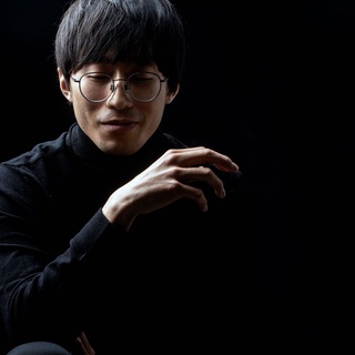 좌중을 사로잡는 존재감과 파워를 겸비한
피아니스트 김도현의 공연 D-1?

폭넓은 레퍼토리로 두루 넘볼 수 없는 깊이의
예술성을 보이는 차세대 글로벌 피아니스트

김도현의 클래식 공연을 100% 즐기고 싶다면
아래 유의사항을 참고해주세요!?

<손민수 Curated 01 김도현>
• 일시: 2022. 12. 15(목) 오후 8시
• 장소: 현대카드 언더스테이지
• 출연: 김도현 피아니스트, 이지영 칼럼니스트
• 티켓박스 오픈: 공연 시작 90분 전
• 공연장 입장: 공연 시작 45분 전
• 유의사항
✔ 본 공연은 80분 간 진행되며 공연 시작 후 별도의 인터미션이 없습니다.
✔ 본 공연은 공연 시작 후 입/퇴장이 불가합니다.
✔ 입장 시 예매 확인을 위해 신분증 지참 필수입니다.

* 본 공연은 코로나19 확산 방지를 위해 ‘방역지침’을 준수합니다.
- 전 관객 상시 마스크 착용 의무
- 공연장 입퇴장 및 대기 시 관객 간 1m 거리두기 유지 권고

? 자세한 내용은 프로필의 링크를 통해 ‘손민수 Curated 01 김도현’ 콘텐츠를 확인해보세요!

#현대카드언더스테이지 #UNDERSTAGE
#김도현

#현대카드DIVE #현대카드다이브
#현대카드 #Hyundaicard