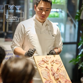 ⠀ 
토요일 저녁을 뜨겁게 달군
남영탉의 땡스기빙 데이 맞이 닭 오마카세?

숯불에 직접 구워 풍미를 한껏 살린 시그니처 야키토리부터
오준탁 셰프가 직접 선보이는 닭 해체와 부위별 설명까지?

흔히 볼 수 없는 오준탁 셰프의 땡스기빙 데이 특식을
특별하게 즐길 수 있었던 하루!

눈과 입이 즐거웠던
Saturday Pop-up #3 남영탉의 현장이 궁금하다면??

?DIVE 앱 ’웰컴, 땡스기빙 치킨데이!‘ 콘텐츠를 통해 자세한 내용 확인해보세요

#CookingLibrary #현대카드쿠킹라이브러리
#팝업 #팝업다이닝 #치킨 #오마카세

#현대카드DIVE #현대카드다이브
#현대카드 #HyundaiCard