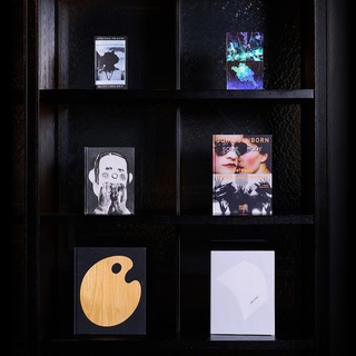 ⠀ 
현대카드 라이브러리 신간을 소개하는 ‘What’s NEW’
아트 라이브러리 11월의 새 책을 소개합니다?

?＜Archie Moore: kith and kin＞
- 호주 원주민의 역사를 묘사한 2024 베니스 비엔날레 황금사자상 수상작

?️＜합성의 스토리텔러＞
- 2023 프리 아르스 일렉트로니카 골든 니카상을 수상한 김아영의 모노그래프

?＜John Sanborn: Between Order and Entropy＞
- 미국 비디오 아트계의 주역 존 샌번의 40년간 작품을 기록한 모노그래프

✍?＜Jérôme Zonder: Dessins 2013-2023＞
- 현대 드로잉 아트를 대표하는 제롬 존드의 작품 500여 점을 담은 책

✨＜Works 1995-2020＞
- 퍼포먼스 아트를 선보이는 마리 쿨과 파비오 발두치의 전시 도록

?＜True Believer＞
- 일상적인 물건을 초현실적으로 묘사하는 매슈 셀레티의 전시 도록
⠀
지금 바로 DIVE 앱에 로그인하고
아트 라이브러리의 신간 도서를 만나보세요??
⠀
? 자세한 내용은 프로필 링크를 통해 ’가을의 온도‘ 콘텐츠를 확인해 보세요!
⠀
✅ DIVE 앱만 있으면 현대카드 라이브러리 주중 입장 가능!
⠀
#현대카드아트라이브러리 #HyundaiCardArtLibrary

#현대카드DIVE #현대카드다이브
#현대카드 #HyundaiCard