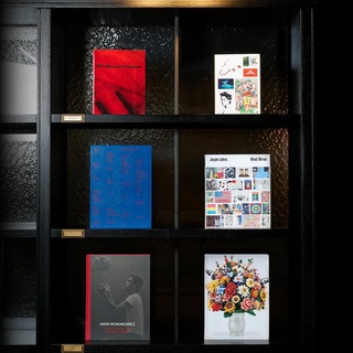 ⠀ 
현대카드 라이브러리 신간을 소개하는 ‘What’s NEW’
아트 라이브러리 3월의 새 책을 소개합니다?

? <Whitney Museum of American Art>
- 휘트니 미술관 소장 아티스트 350명의 작품에 대해 분석하는 책
⠀
? <A Retrospective>
- 제프 쿤스의 작품, 전시 이미지부터 조각 등을 만날 수 있는 책
⠀
? <Jasper Johns Mind/Mirror>
- 미국 현대 미술을 이끌어 온 재스퍼 존스에 대해 탐구하는 책
⠀
? <History Keeps Me Awake at Night>
- 데이비드 워나로비치의 삶과 예술을 포괄적으로 다룬 책
⠀
✨ <Whitney Biennial 1993>
- 여성과 LGBTQ 관련 작품으로 화제가 된 1993년 휘트니 비엔날레 도록
⠀
? <Whitney Biennial 2022>
- 2022년 휘트니 비엔날레 참가 아티스트들의 작품, 인터뷰 등을 정리한 책
⠀
지금 바로 DIVE 앱에 로그인하고
아트 라이브러리의 신간 도서를 만나보세요??
⠀
? 자세한 내용은 프로필 링크를 통해 ‘휘트니 비엔날레의 귀환’ 콘텐츠를 확인해 보세요!
⠀
✅ DIVE 앱만 있으면 현대카드 라이브러리 주중 입장 가능
⠀
#현대카드아트라이브러리 #HyundaiCardArtLibrary
⠀
#현대카드DIVE #현대카드다이브 
#현대카드 #HyundaiCard
