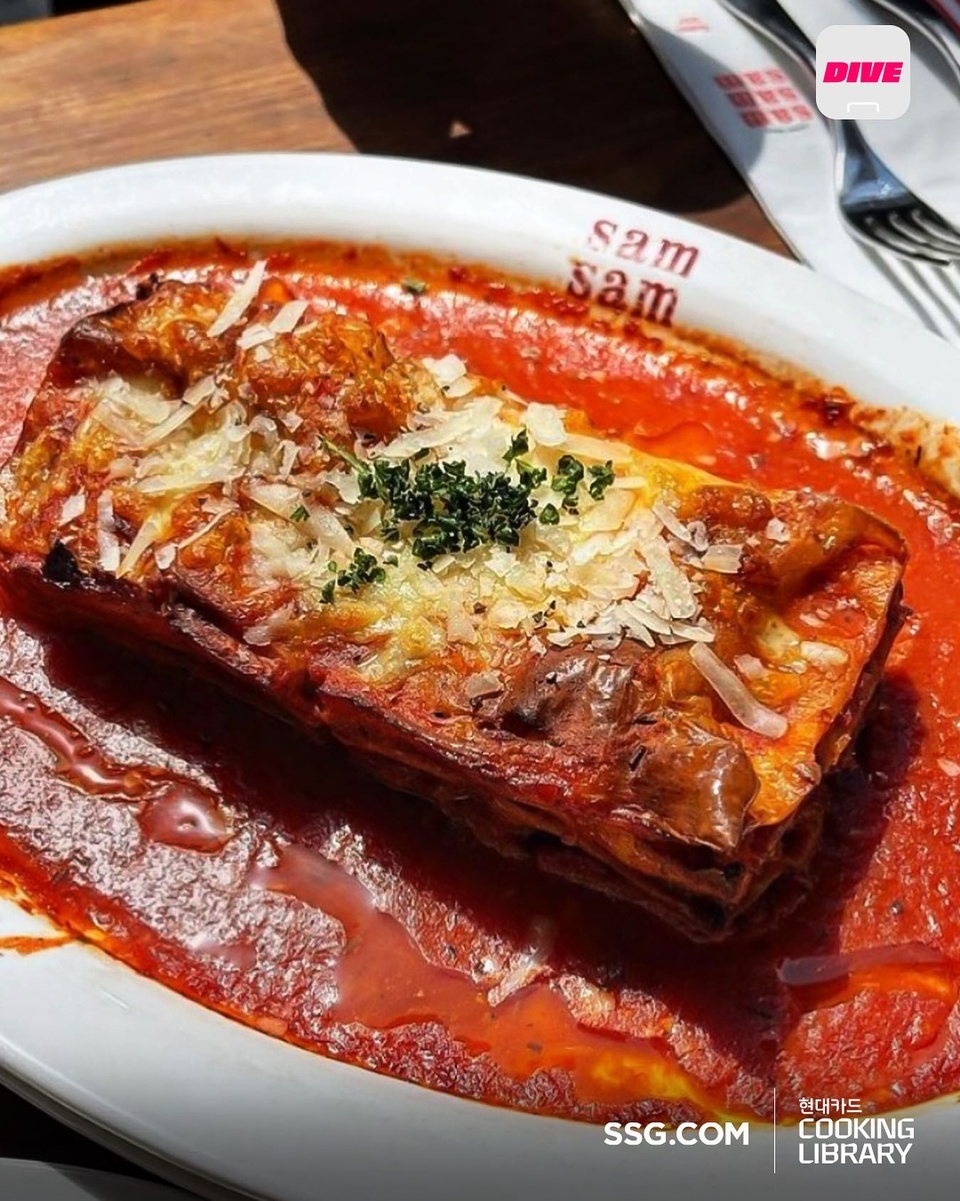현대카드 쿠킹 라이브러리와 SSG.COM의 만남 너무 기쁘다...?

삼각지 핫플 SAM SAM SAM과 압구정 핫플 현대카드 쿠킹 라이브러리 델리의 콜라보 스페셜 팝업 다이닝 ?

김훈 셰프의 샌프란시스코 가정식 스타일 요리와 더불어 
쿠킹 라이브러리 델리 셰프들의 수제 스프와 텃밭 채소로 
입맛을 한껏 돋워보세요!?

? 프로필 링크를 통해 '한겨울에 만나는 캘리포니아’ 콘텐츠를 확인해 보세요.

쿠킹 라이브러리 X SSG.COM
<쿠킹 라이브러리 델리&쌤쌤쌤 팝업 다이닝>
• 신청기간: 2022. 12. 01(목) ~ 2022. 12. 08(목)
• 일시: 2022. 12. 10(토) 낮 12시
• 장소: 현대카드 쿠킹 라이브러리 1F 델리
• 메뉴(5코스):
- 시금치와 감자로 만든 그린스프
- 텃밭채소와 바질딥
- 캘리포니아 스타일 라자냐
- 샘 하우스 스테이크 w. 프라이즈
- 아이스크림&브라우니
• 금액: 100,000원(2인)

✅ DIVE 앱만 있으면 현대카드 라이브러리 주중 입장 가능!

#CookingLibrary #현대카드쿠킹라이브러리 
#샘샘샘 #김훈셰프 #SAMSAMSAM

#현대카드DIVE #현대카드다이브
#현대카드 #HyundaiCard