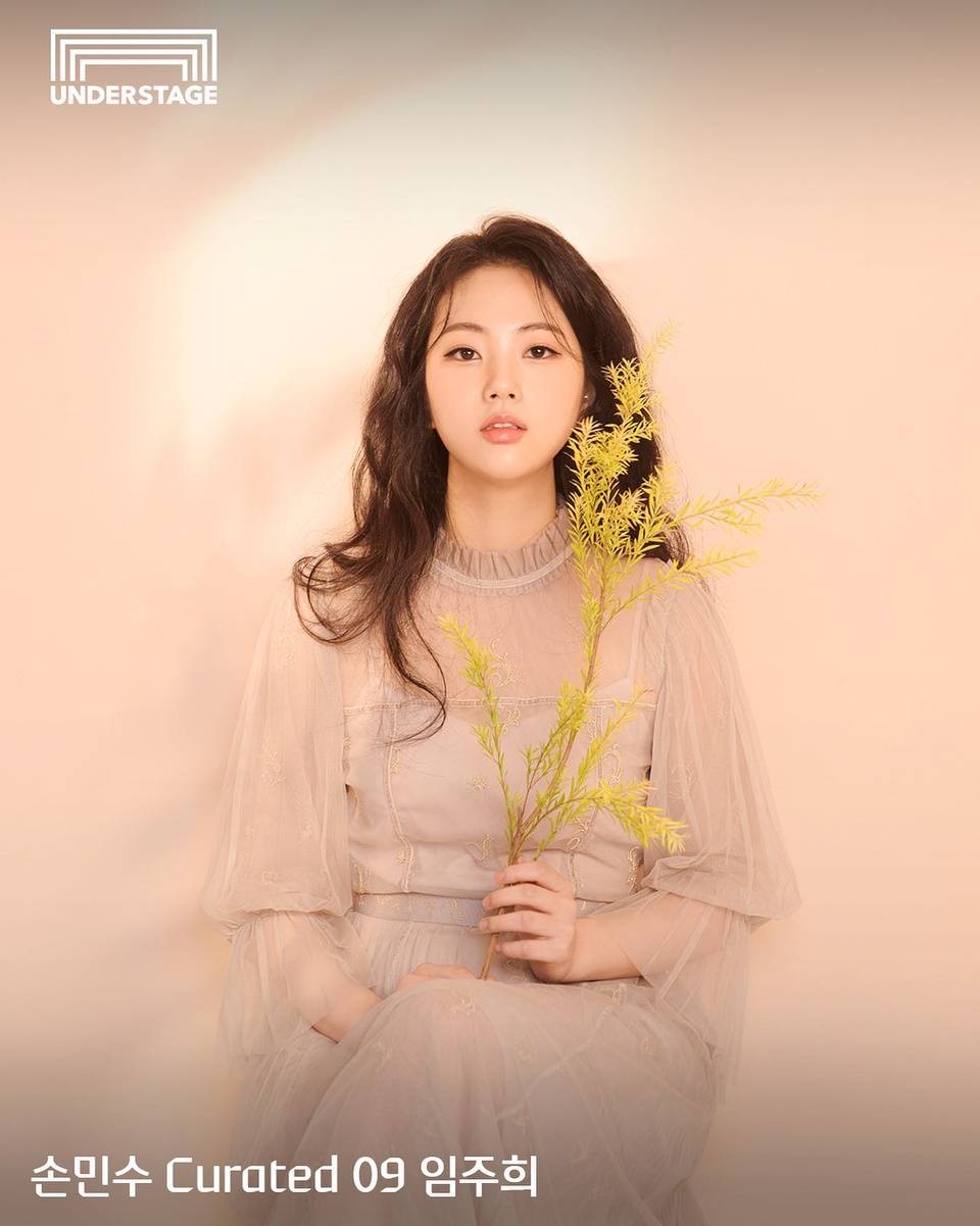⠀
클래식계가 가장 주목하는 신예 피아니스트✨

손민수 Curated 공연 9번째 주인공은
2020년 포브스 코리아 선정 
'차세대 리더' 임주희(@juheelimpiano)?

이번 공연에서는 바흐의 카프리치오 마장조를 시작으로
베토벤의 피아노 소나타 23번 바단조 중 "열정" 연주까지
작품이 지닌 색채를 독창적인 스타일로 풀어갈 예정!

최근 뉴욕 카네기홀에서 리사이틀 무대를 가지며,
정상급 클래식 아티스트들에게 인정받고 있는
피아니스트 임주희의 무대를 놓치지 마세요??

<손민수 Curated 09 임주희>
• 일시: 2023. 08. 18(금) 오후 8시
• 장소: 현대카드 언더스테이지
• 출연: 임주희, 음악 칼럼니스트 이지영
• 티켓 가격: 33,000원
• 판매 일시: 2023. 07. 11(화) 오후 12시
• 예매처: 인터파크
• 프로그램:
1. J. S. Bach / Capriccio in E Major, BWV 993
J. S. 바흐 / 카프리치오 마장조, 작품 993

2. F. Chopin / Barcarolle in F-sharp Major, Op. 60 
F. 쇼팽 / 뱃노래 올림바장조, 작품 60

3. F. Chopin / Scherzo No. 4 in E Major, Op. 54 
F. 쇼팽 / 스케르초 4번 마장조, 작품 54

4. L. v. Beethoven / Piano Sonata No. 23 in f minor, Op. 57 'Appassionata' 
L. v. 베토벤 / 피아노소나타 23번 바단조, 작품 57 ‘열정’
I. Allegro assai
II. Andante con moto
III. Allegro ma non troppo – Presto

?지금 DIVE 앱에서 '손민수 Curated 09 임주희' 콘텐츠를 확인해 보세요.

#현대카드언더스테이지 #UNDERSTAGE
#임주희

#현대카드DIVE #현대카드다이브
#현대카드 #HyundaiCard