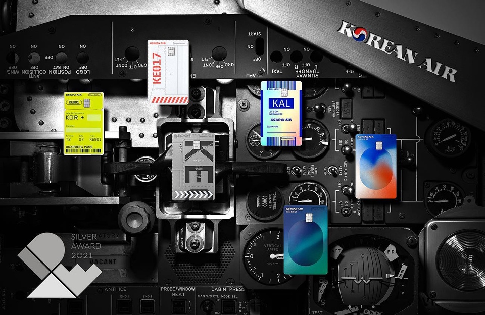 현대카드의 디자인
‘IDEA 2021’에서도 날았다?

세계 3대 디자인어워드 IDEA 2021
브랜딩 부문 Silver & Bronze 수상?

항공기와 탑승권 등을 모티브로 한 대한항공카드와
플레이트 디자인을 바탕으로 굿즈를 제작한 MX BOOST

패키지, 굿즈, 팝업스토어로 일상 속에 스며든
현대카드의 디자인을 만나보세요

#IDEA2021
#대한항공카드 #MXBOOST

#현대카드DIVE #현대카드다이브
#현대카드 #HyundaiCard

-연회비(30,000~500,000)는 카드 상품(대한항공카드 030,070,150,the First)별 상이합니다.
-연회비(30,000~90,000)는 카드 상품(M BOOST, M2 BOOST, M3 BOOST, X BOOST, X2 BOOST, X3 BOOST)별 상이합니다.
-카드 이용대금 연체 시 약정금리+연체가산금리 3%의 연체이자율이 적용됩니다.
(회원별, 이용 상품별 차등 적용/법정 최고금리 20% 이내)
단, 연체 발생시점에 약정금리가 없는 경우 아래와 같이 적용 
·일시불: 거래 발생시점 기준 최소 기간(2개월)의 유이자할부 약정금리+연체가산금리 3%
·무이자할부: 거래 발생시점 기준 동일한 할부 계약 기간의 유이자할부 약정금리+연체가산금리 3%
-신용카드 발급이 부적정한 경우(연체금 보유, 개인신용평점 낮음 등)카드 발급이 제한될 수 있습니다 
-카드 이용대금과 이에 수반되는 모든 수수료를 지정된 대금 결제일에 상환합니다.
-자세한 내용 및 이용 조건은 카드 신청 전 현대카드 홈페이지 및 상품설명서, 약관 참고
준법감시심의필 210929-002 호 (2021.09.29~2022.09.28)