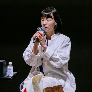 1년의 공백기 후 선보인 최정윤의 첫 번째 무대 ?

한번 들으면 계속 생각나는 맑고 담담한 목소리
복잡 미묘한 감정을 솔직하게 이야기하는
버클리 음대 출신 싱어송라이터 최정윤의 보너스트랙 현장 스케치 ?

'최정윤 천재설'을 입증한 앨범 작업기와
미국에서 보낸 시간들에 대한 이야기 ✈
앨범 발매 이후 처음 선보인 '사랑을 말해야 해' 라이브 공연까지!

? 프로필의 링크를 통해 '지금 당신이 궁금해야 할 싱어송라이터' 콘텐츠를 확인해보세요

* 본 프로그램은 코로나19 확산 방지를 위해 '방역지침'을 준수하여 진행되었습니다.

#현대카드뮤직라이브러리 #MUSICLIBRARY
#최정윤 #블럭

#현대카드DIVE #현대카드다이브
#현대카드 #Hyundaicard