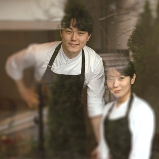 빛 보다 빨리 예약마감 된다는 레스토랑의
생면 파스타 레시피 대공개! ?

쿠킹 라이브러리와 SSG.com이 콜라보 한 쿠킹 클래스
레스토랑 <페리지> 임홍근, 신가영 셰프의
시그니처 레시피를 배울 수 있는 절호의 기회 ?‍?

색다른 쿠킹 레시피로
사랑하는 사람들과 맛있는 주말을 보내고 싶다면?
지금 DIVE 앱에서 예약하기?

?프로필의 링크를 통해 '페리지 생면 파스타 클래스' 콘텐츠를 확인해 보세요.

<페리지 생면 파스타 클래스>
• 신청 기간 : 2022. 06. 14(화) ~ 06. 24(금)
• 일시 : 2022. 06. 25(토), 2022. 06. 26(일) 오후 1시
• 장소 : 현대카드 쿠킹 라이브러리 3F 키친
• 메뉴 : 생면 파스타
• 프로그램
- 파스타면 3종, 샐러드 1종 시연
- 생면 파스타 1종 실습
- 쿠킹 라이브러리 델리 음료 이용권 2인
• 금액 : 8만원(2인)
• 예약 : DIVE 앱 ‘페리지 생면 파스타 클래스’ 콘텐츠 내 예약 링크?

✅DIVE 앱만 있으면 현대카드 라이브러리 주중 입장 가능!

©Bar&Dining (@barndining_official)
©Amelia Kwon
©Matty Yangwoo Kim

#CookingLibrary #현대카드쿠킹라이브러리
#SSG닷컴 #페리지 #생면파스타 #쿠킹클래스
#임홍근셰프 #신가영셰프

#현대카드DIVE #현대카드다이브
#현대카드 #HyundaiCard