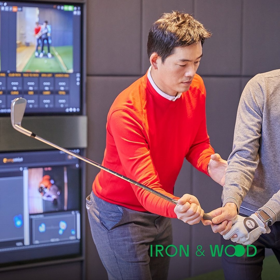 ⠀
2024 LPGA 투어 개막전 우승자 리디아 고의 비결은??
⠀
리디아 고 선수(@lydsko)를 세계 정상에 올려놓은
숨은 조력자 이시우 프로(@siwoo_lee)?
⠀
2022년 세계 랭킹 1위 복귀 이후
2023년 그랜드 손트 인비테이셔널 우승
그리고 2024년 LPGA 개막전 우승까지!?
⠀
리디아 고의 탄탄한 기본기와 멘탈 관리 비법인
숨은 조력자 이시우 프로의 레슨 팁과
NZPGA 최건우 프로, KPGA 정경록 프로의 1:1 맞춤 레슨까지!
현대카드 IRON & WOOD에서 체험해 보세요⛳️
⠀
▶공간 안내
- Lesson Studio : 국내 최정상급 프로의 데이터 기반 1:1 레슨
- Indoor Bunker : 프라이빗 레슨 스튜디오 최초 실내 테라스 벙커
- Putting : 최첨단 퍼팅 시뮬레이터 PuttView를 이용한 퍼팅 연습
- Fitting Lab : 전문 피터의 클럽 커스터마이징
⠀
[IRON & WOOD]
· 주소 : 서울시 강남구 도산대로45길 18-10
· 운영 시간 : 월~금요일 낮 12시 ~ 오후 9시, 토요일 낮 12시~ 오후 6시
(매주 일요일, 공휴일 휴관)
· 층별 안내
- 1F : Indoor Bunker
- 2F : Putting, Fitting Lab
- 3F : Lesson Studio D · E · F
- 4F : Lesson Studio A · B · C
⠀
· 레슨 안내
- 이시우 Pro 팀 : 이시우 Pro 40만원(the Black, the Purple Only), 최건우 Pro 24만원, 정경록 Pro 15만원 (1회/50분)
- 허석호 Pro 팀 : 허석호 Pro 32만원(the Black, the Purple Only), 홍진주 Pro 25만원, 이안나 Pro 17만원, 박병주 Pro 17만원 (1회/50분)
· 프로그램 안내
- Fitting : 5만원 (1회/50분)
⠀
· 대상 : the Black, the Purple, the Red, the Green, the Pink, 현대카드 MX Black, 대한항공카드 150·the First, GENESIS CARD, American Express® Green Card, American Express® Gold Card, American Express The Platinum Card®, 넥슨 현대카드 UNLIMETED, 미래에셋 현대카드 Gold·Diamond 기소지 회원
(무기명 법인 카드 제외)
⠀
· 기간 : ~24년 12월 31일까지
· 예약 : 현대카드 DIVE 앱을 통한 레슨 및 피팅 사전 예약 필수
*현대카드 프리미엄 회원 전용
*자세한 내용은 현대카드 DIVE 앱을 통해 확인해 보세요.
· 문의 : 02-6951-5590
⠀
#현대카드 #HyundaiCard
#아이언앤우드 #IRONandWOOD
⠀
#골프레슨 #실내골프 #실내레슨 #프로골퍼 #레슨프로
#테라스 #레슨스튜디오 #Golf #Golfer
⠀
[유의사항]
> 상환 능력에 비해 신용카드 이용금액이 과도할 경우, 귀하의 개인신용평점이 하락할 수 있습니다.
> 개인신용평점 하락 시 금융거래와 관련된 불이익이 발생할 수 있습니다.
> 일정 기간 원리금을 연체할 경우, 모든 원리금을 변제할 의무가 발생할 수 있습니다.
· 신용카드 발급이 부적정한 경우(연체금 보유, 개인신용평점 낮음 등) 카드 발급이 제한될 수 있습니다.
· 카드 이용대금과 이에 수반되는 모든 수수료를 지정된 대금 결제일에 상환합니다.
· 금융 소비자는 금융소비자보호법 제19조 제1항에 따라 해당 상품 또는 서비스에 대하여 설명을 받을 권리가 있습니다.
· 자세한 내용 및 이용조건은 카드 신청 전 현대카드 홈페이지 및 상품설명서, 약관 참고
· 준법감시심의필 제240227-023호 (2024.02.27~2025.02.26)