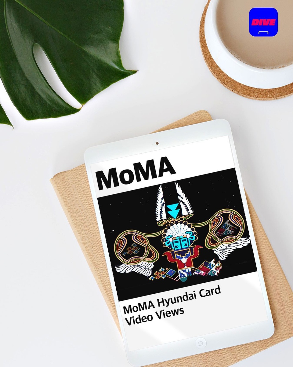 MoMA의 영상 컬렉션을 온라인에서 볼 수 있다고??

현대카드가 후원하는 '미디어 & 퍼포먼스 프로그램'의 온라인 버전
<현대카드 비디오 뷰스(Hyundai Card Video Views)>,
매월 영상 및 미디어 분야의 아티스트 한 명을 선정하여
2주 한정으로 진행하는 온라인 스크리닝!?

미국 아티스트 빅터 마사예스바 주니어(Victor Masayesva Jr.)가
직접 소개하는 영상 작품 <리추얼 클라운스(Ritual Clowns)>(1988)의
비하인드 스토리를 지금 공개합니다!?

?자세한 내용은 프로필 링크를 통해 '예술을 새롭게 경험하는 방법' 콘텐츠를 확인해 보세요.

 <현대카드 비디오 뷰스> 프로그램 안내
• 기간 : 매월 2주간 (자세한 내용 미술관 홈페이지 참고)
• 장소 : 뉴욕 현대미술관(MoMA)
• 홈페이지 : https://www.moma.org

Victor Masayesva, Jr. Still from Ritual Clowns. 1988. Video (color, sound). The Museum of Modern Art, New York. Purchase. © 2021 Victor Masayesva, Jr.

#MoMA #뉴욕현대미술관
#VictorMasayesvaJr #빅터마사예스바주니어
#Hyundaicardvideoviews  #현대카드VideoViews

#현대카드DIVE #현대카드다이브
#현대카드 #HyundaiCard