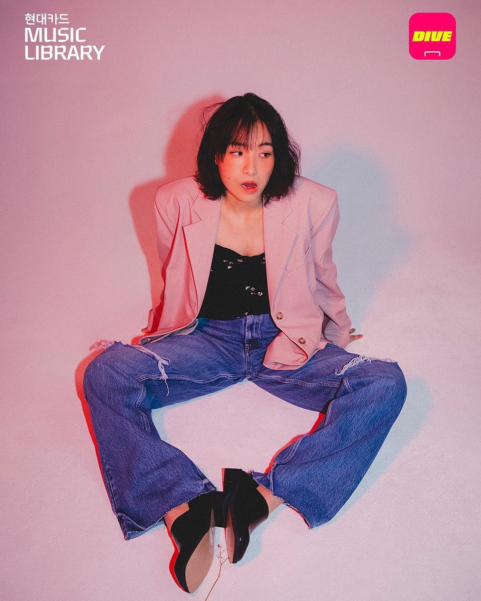 청량한 봄바람 같은 보이스의 싱어송라이터
최정윤의 앨범 작업 비하인드 스토리가 궁금하다면??

앨범에 채 담지 못한 이야기를
가장 가까이에서 들을 수 있는 시간?
뮤직 라이브러리가 준비한 Bonus Track

그 8번째 무대의 주인공은?
인디씬 팬들에게 열렬한 지지를 받고 있는
버클리 음대 출신 싱어송라이터 최정윤?

악기 연주, 작곡, 모델 뿐만 아니라 연기까지 진출한 최정윤의
1년 공백기간 에피소드부터 신곡 '사랑을 말해야 해' 라이브까지!

뮤직 라이브러리의 8번째 보너스트랙에 참여하고
최정윤의 포토카드 당첨 기회도 놓치지 마세요!?

?프로필의 링크를 통해 'Bonus Track 08. 최정윤' 콘텐츠를 확인해 보세요.

<뮤직 라이브러리 Bonus Track 08. 최정윤>
• 출연 : 최정윤 (@moodyoon_ )
• 일시 : 2022. 05. 04(수) 오후 7시
• 장소 : 현대카드 뮤직 라이브러리 B1F
• 금액 : 10,000원
• 신청 : 2022. 04. 28(목) 오후 6시 DIVE 앱 신청 오픈

* 본 프로그램은 코로나19 확산 방지를 위해 '방역지침'을 준수합니다.
- 입장 시 본인 확인을 위해 신분증 지참 필수입니다.

✅DIVE 앱만 있으면 현대카드 라이브러리 주중 입장 가능

#현대카드뮤직라이브러리 #MUSICLIBRARY
#최정윤 #블럭

#현대카드DIVE #현대카드다이브
#현대카드 #Hyundaicard