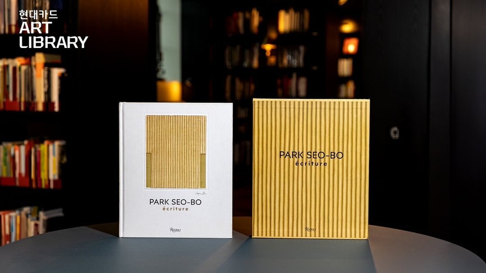 ⠀
한국 추상미술을 대표하는 단색화의 거장 故 박서보 화백 (@parkseobo) 

한평생을 예술에 헌신하고 향년 92세로 우리 곁을 떠난
그의 전 생애에 걸친 화업을 조명하는 국내 회고전 도록부터

’Rizzoli‘와 박서보 재단이 공동 제작한 모노그래프와
한국 단색화 운동의 면모를 보여주는 단체전 도록까지!✨

12월 Artist Highlights 10 <박서보>를 통해 소개 예정인
도서들을 현대카드 아트 라이브러리에서 만나보세요?

✅DIVE 앱만 있으면 현대카드 라이브러리 주중 입장 가능!

#현대카드아트라이브러리 #HyundaiCardArtLibrary
#박서보 #SeoBoPark

#현대카드DIVE #현대카드다이브
#HyundaiCard #현대카드
