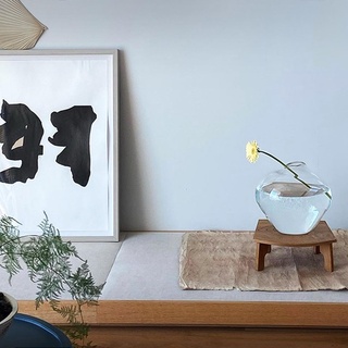 집을 보면 그 사람의 생활이 보인다!?

책 <도쿄 큐레이션> 작가 이민경(@tokyo_mk)이
6년 간의 도쿄 생활을 통해 얻은 미감과 혜안을 담은 공간✨

?“1950~60년대 일본의 빈티지 맨션을 아주 좋아한 터라
면과 선을 강조한 디자인을 통해 단정한 분위기가 나길 바랐어요.”

?”또 아무래도 전형적인 아파트 느낌을 지우기 어려우니까
유리 블록 벽을 설치해 분위기를 바꾸려 했고요.“

?미니멀리즘 인테리어의 비결이 궁금하다면??

?프로필의 링크를 통해 '여백의 악센트' 콘텐츠를 확인해 보세요.

✅DIVE 앱에서 매일 업데이트되는 컬처 콘텐츠를 만나보세요!

#이민경 #도쿄큐레이션
#도쿄 #인테리어 #인터뷰

#현대카드DIVE #현대카드다이브
#현대카드 #HyundaiCard