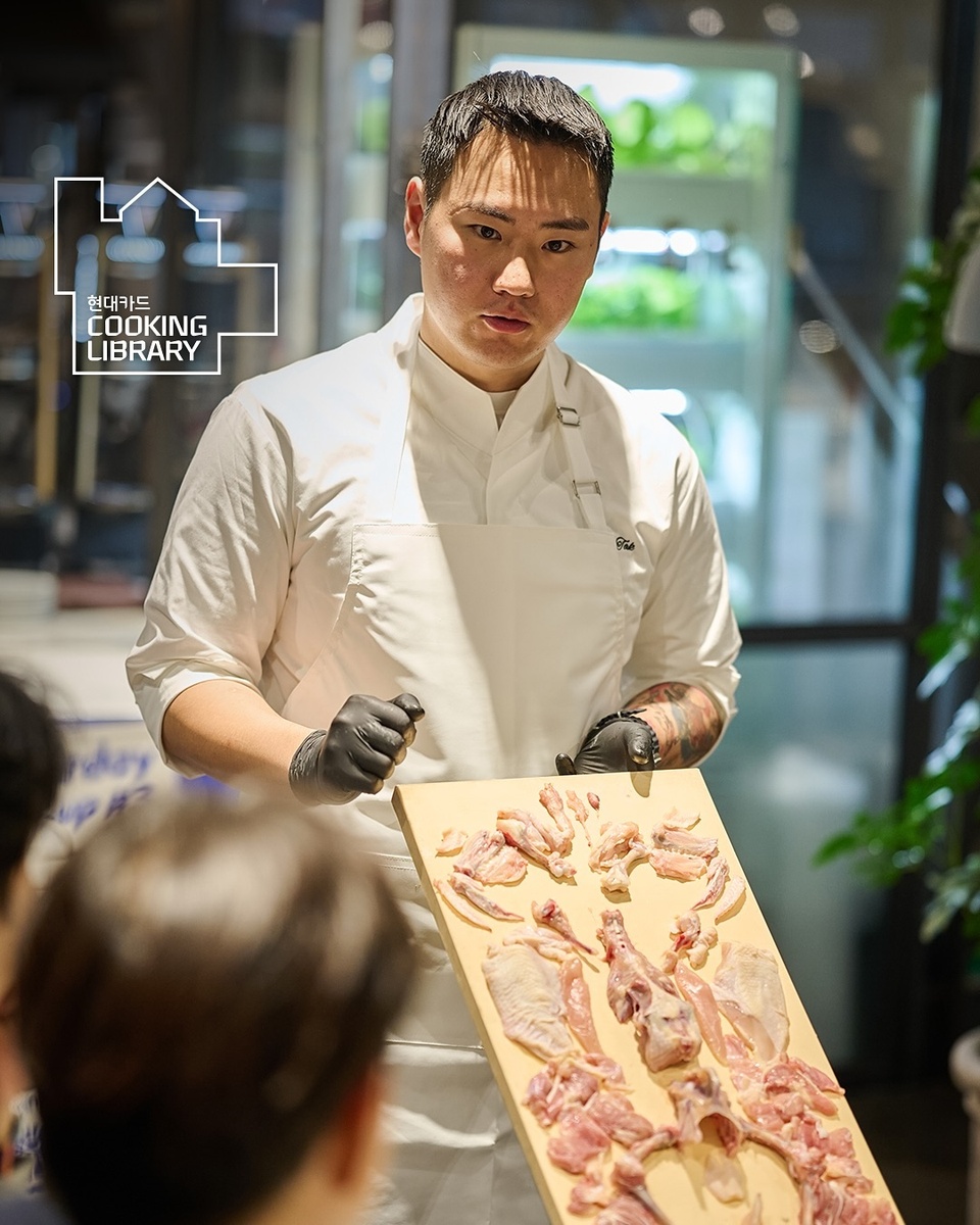 ⠀ 
토요일 저녁을 뜨겁게 달군
남영탉의 땡스기빙 데이 맞이 닭 오마카세?

숯불에 직접 구워 풍미를 한껏 살린 시그니처 야키토리부터
오준탁 셰프가 직접 선보이는 닭 해체와 부위별 설명까지?

흔히 볼 수 없는 오준탁 셰프의 땡스기빙 데이 특식을
특별하게 즐길 수 있었던 하루!

눈과 입이 즐거웠던
Saturday Pop-up #3 남영탉의 현장이 궁금하다면??

?DIVE 앱 ’웰컴, 땡스기빙 치킨데이!‘ 콘텐츠를 통해 자세한 내용 확인해보세요

#CookingLibrary #현대카드쿠킹라이브러리
#팝업 #팝업다이닝 #치킨 #오마카세

#현대카드DIVE #현대카드다이브
#현대카드 #HyundaiCard