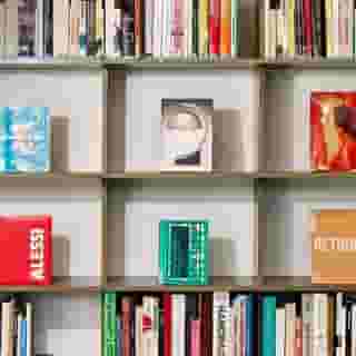 ⠀
우리는 하루에 얼마나 많은 제품들을 사용할까?

아침에 눈을 뜬 순간부터 하루를 마무리할 때까지
일상을 더 편리하게 만들어주는 수많은 제품들?

때로는 우리의 사적인 공간을 채우며
취향을 표현하는 수단이 되기도 하는
다양한 제품들이 지닌 저마다의 아름다움부터
그 안에 숨겨진 디자이너의 철학과 히스토리까지?

현대카드 디자인 라이브러리 Special Theme Zone,
<A Masterpiece in one's hands> 도서를 통해 확인해 보세요!

?프로필 링크를 통해 ’사물 속 녹아든 이야기‘ 콘텐츠를 확인해 보세요.

✅DIVE 앱만 있으면 현대카드 라이브러리 주중 입장 가능

#현대카드디자인라이브러리 #디자인라이브러리
#제품디자인

#현대카드DIVE #현대카드다이브
#HyundaiCard #현대카드