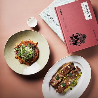 ⠀
전통주와 찰떡궁합인 스페셜 메뉴가 있다???‍♀️

쿠킹 라이브러리가 엄선한 옛 조리서 속 레시피를 담은 
스페셜 쿡북 메뉴와 이달의 전통주 샘플러의 환상 케미?

✔️<규합총서>의 설하멱 전통 조리 방식을 살린 등심구이에 
구운 채소, 쪽파 페스토를 곁들인 ‘설하멱과 채소구이’?
️
✔️<음식디미방>의 빈자법 레시피를 재해석한 녹두전에 
봄나물을 곁들인 ’녹두 빈대떡과 나물 샐러드’?

매월 업데이트되는 이달의 전통주 샘플러(4종)와
쿠킹 라이브러리 델리 쿡북 메뉴를 함께 즐겨보세요! ?

? @hyundaicard_dive 프로필 링크를 통해 '우리 술로 딥 다이브' 콘텐츠를 확인해 보세요.

✅DIVE 앱에서 매일 업데이트되는 컬처 콘텐츠를 만나보세요!

#CookingLibrary #현대카드쿠킹라이브러리
#FoodTheme18 #전통주