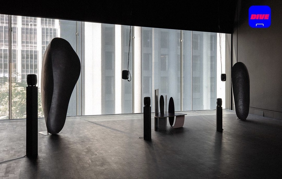 이 전시는 멀리서도 놓칠 수 없지!
MoMA 크라비스 스튜디오에서 열리는
한국 아티스트 최초 김성환 작가의 단독 전시?

현대카드가 단독 후원하는
뉴욕 MoMA 현대카드 퍼포먼스 시리즈?
김성환 작가의 멀티미디어 설치 ‘템퍼 클레이(Temper Clay, 2012)' 공개!

셰익스피어 <리어왕>을 재해석한 작품의 비하인드 스토리가 궁금하다면?
지금 DIVE 앱에서 김성환 작가의 인터뷰를 만나보세요!

?자세한 내용은 프로필 링크를 통해 '신화와 일상의 크로스' 콘텐츠를 확인해 보세요.

<김성환: 템퍼 클레이> 전시 안내
• 기간 : 2021. 06. 05(토) ~ 07. 18(일)
• 장소 : 뉴욕 현대미술관(MoMA)
• 홈페이지 : https://www.moma.org
• 티켓 : MoMA Pass 현대카드 플래티넘 이상 회원 본인 및 동반 2인 무료 입장

Installation view of Sung Hwan Kim’s Temper Clay, June 5, 2021–July 18, 2021 at The Museum of Modern Art, New York. Digital Image © 2021 The Museum of Modern Art, New York. Photo by Robert Gerhardt. Still from Sung Hwan Kim. Temper Clay. 2012. Video (black and white and color, sound), 23:41 min. The Museum of Modern Art. Fund for the Twenty-First Century

#MoMA #뉴욕현대미술관
#크라비스스튜디오
#SungHwanKim #김성환
#현대카드퍼포먼스시리즈

#현대카드DIVE #현대카드다이브
#현대카드 #HyundaiCard