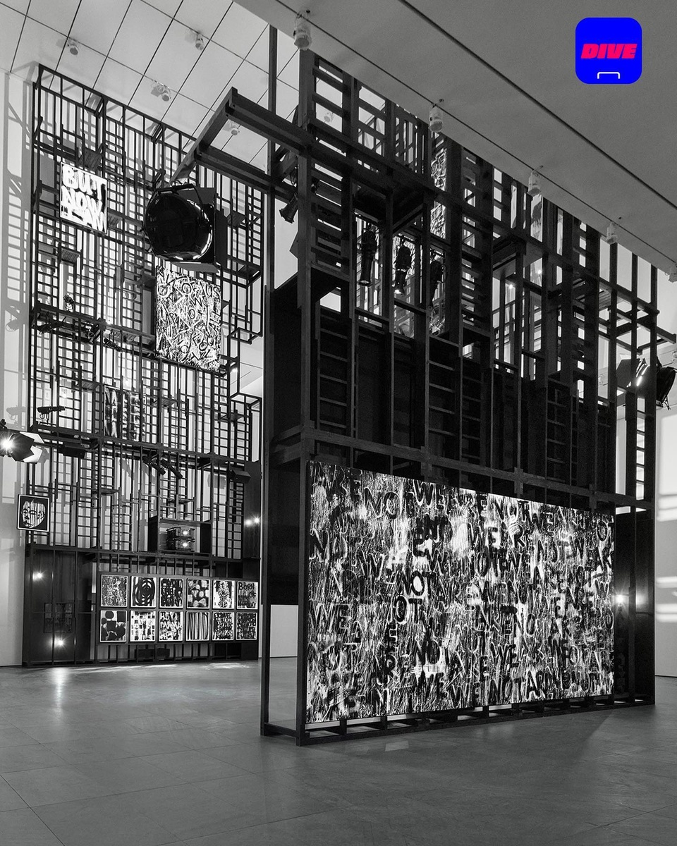 따끈따끈한 MoMA 새 전시를 소개해!?

현대카드가 단독 후원하는
뉴욕 MoMA 현대카드 퍼포먼스 시리즈?
'블랙 다다(Black Dada)'의 주역 애덤 팬들턴(Adam Pendleton) 
개인전 ‘Who is Queen?' 오픈!

작가만의 독보적인 설치 미술을 통해
인종, 언어, 역사 등의 복합적인 개념을 재구성한
21세기 미술관의 색다른 관점을
지금 DIVE 앱에서 만나보세요!

?프로필 링크를 통해 '블랙, 추상 그리고 아방가르드' 콘텐츠를 확인해 보세요.

< 애덤 팬들턴: Who is Queen?> 전시 안내
• 기간 : 2021. 09. 18(토) ~ 2022. 01. 30(일)
• 장소 : 뉴욕 현대미술관(MoMA)
• 홈페이지 : https://www.moma.org

Installation view of Adam Pendleton: Who Is Queen?, on view from Sep 18, 2021 through Jan 30, 2022. The Museum of Modern Art, New York. Photo: Andy Romer.
Adam Pendleton. Image courtesy of the artist and Pace Gallery. Photo by Sang Tae Kim.
Adam Pendleton: Who Is Queen? A Reader publication cover

#MoMA #뉴욕현대미술관
#AdamPendleton #애덤팬들턴

#현대카드DIVE #현대카드다이브
#현대카드 #HyundaiCard