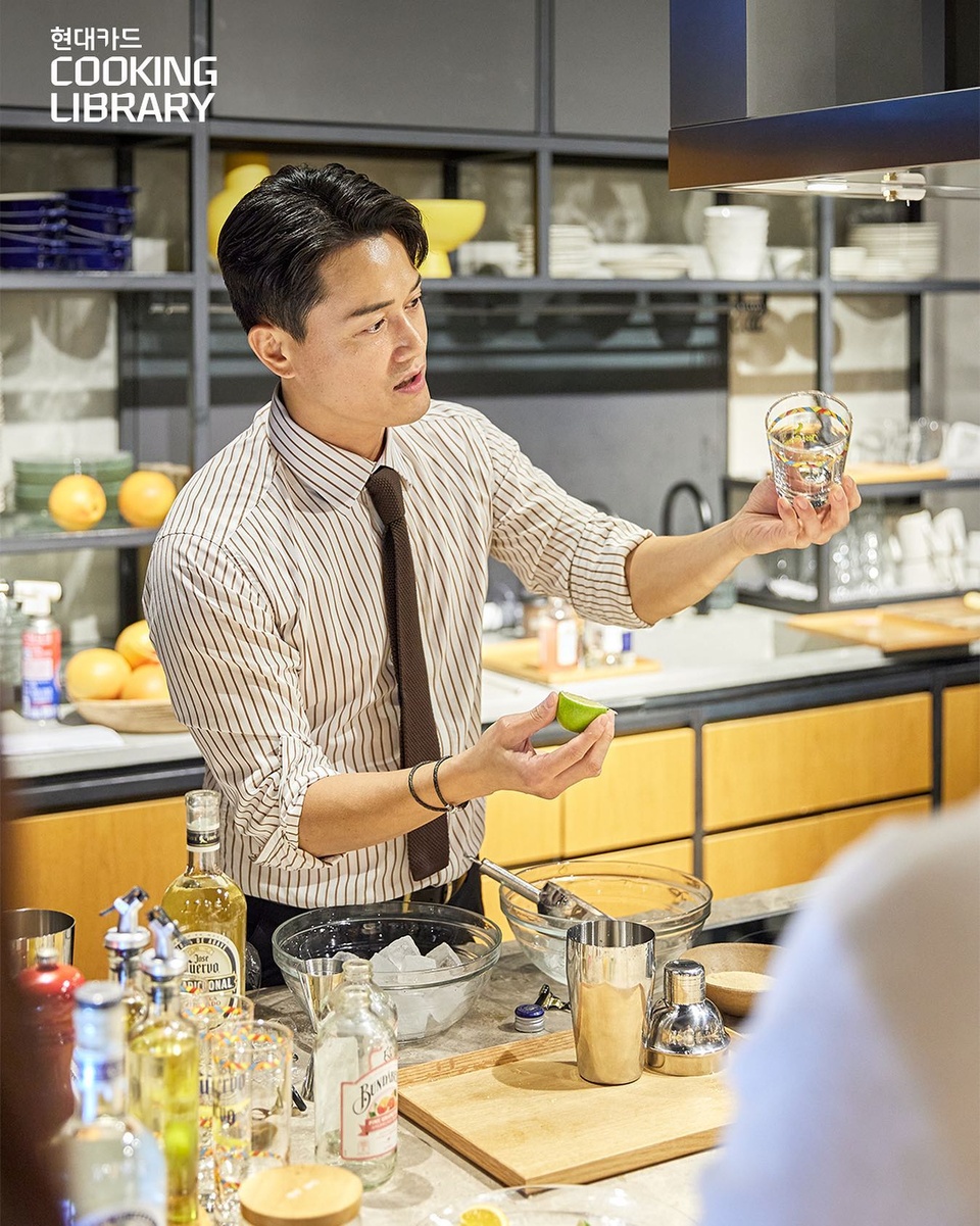 ⠀
Asia's 50 Best Bars 2023 No.25에 오른 바 르챔버(@le_chamber)의 임재진 바텐더(@lechamber_jj)와
함께한 테킬라 클래스 현장?

각기 다른 매력의 테킬라 3종 시음과 칵테일 제조, 
테킬라와 찰떡궁합을 자랑하는 타코까지 만들어본 시간!

열정 가득했던 테킬라 클래스 현장을
지금 바로 직접 느껴 보세요?

? 프로필 링크를 통해 ’테킬라에 빠지다‘ 콘텐츠를 확인해 보세요.
✅ DIVE 앱만 있으면 현대카드 라이브러리 주중 입장 가능!

#CookingLibrary #현대카드쿠킹라이브러리
#테킬라 #쿠킹클래스 #임재진바텐더

#현대카드DIVE #현대카드다이브
#현대카드 #HyundaiCard