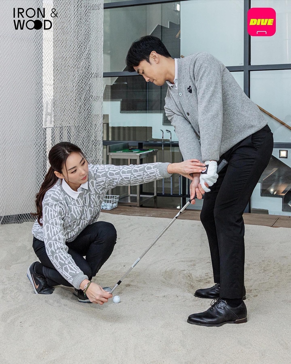 더 강력하게??더 프로페셔널하게✨

최근 3층 공간 확장과 새로운 프로팀 합류로
한층 더 체계적인 골프 트레이닝 서비스를 제공하게 된 
IRON & WOOD⛳

한일 투어 통산 10승 허석호 프로를 비롯해,
각종 대회 경력이 높은 3명의 프로팀 덕분에
더욱 강력해진 코치 라인업을 소개해요?️ 

✔️신규 코치 LINE-UP

??‍♂️허석호 pro : 한일 투어 통산 10승, 쇼트게임의 최강자
• KPGA/JPGA Tour Pro
• KPGA/JGTO Tour 통산 10회 우승
• 골프 다이제스트 베스트 교습가 1위(2018-19)

??‍♀️홍진주 pro : LPGA & KLPGA 우승을 거머쥔 닮고 싶은 스윙의 소유자
• LPGA/KLPGA/JLPGA Tour Pro
• LPGA/KLPGA Tour 통산 3회 우승
• JTBC 라이브 레슨 70 출연

??‍♀️이안나 pro : 오랜 지도 경력과 친절함으로 무장한 꼼꼼한 티칭 스킬
• KLPGA Tour Pro
• 팀 마제스티 소속 Pro

??‍♂️박병주 pro : KPGA 우승 이력을 보유한 I&W 최연소 레슨 프로
• KPGA/Asian Tour Pro
• KPGA Tour 우승 1회

?프로필의 링크를 통해 'IRON & WOOD' 공간을 확인해보세요.

[ IRON & WOOD ]
• 주소 : 강남구 도산대로45길 18-10 아이언앤우드
• 운영시간 : 월-금 12:00-21:00, 토 12:00-18:00
(매주 일요일, 공휴일 휴관)
• 층별안내
- 1F : Lesson Studio A∙B∙C, Indoor Bunker
- 2F : Putting, Fitting Lab
- 3F : Lesson Studio D∙E∙F
• 레슨 안내
- 1F 이시우 Pro 팀 : 이시우 Pro 32만원(the Black Only), 정지철 Pro 27만원(the Black, the Purple Only), 최건우 Pro 24만원, 정경록 Pro 13만원 (1회/50분)
- 3F 허석호 Pro 팀 : 허석호 Pro 32만원(the Black Only), 홍진주 Pro 28만원(the Black, the Purple Only), 이안나 Pro 22만원, 박병주 Pro 17만원 (1회/50분)
• 프로그램 안내
- Fitting : 5만원 (1회/50분)
- PuttView/Indoor Bunker : 레슨/피팅 예약자에 한해 무료 이용
• 대상카드 : the Black, the Purple, the Red, the Green, the Pink, MX Black, 대한항공카드 the First, GENESIS CARD, American Express® Cards by Hyundai Card 기 소지 회원 (개인카드 및 기명 법인카드 포함)
• 예약 : 현대카드 DIVE 앱을 통한 레슨 및 피팅 사전 예약 필수

*현대카드 프리미엄 회원 전용
*현대카드 DIVE 앱을 통한 레슨 및 피팅 사전 예약 필수
*자세한 내용은 DIVE 앱을 통해 확인해 보세요
 
#아이언앤우드 #IRONandWOOD
#프로레슨 #퍼팅 #클럽피팅 #벙커
#현대카드프리미엄 #프리미엄카드
#현대카드 #HyundaiCard

[유의사항안내]
- 상환능력에 비해 신용카드 이용금액이 과도할 경우, 귀하의 개인신용평점이 하락할 수 있습니다.
- 개인신용평점 하락 시 금융거래와 관련된 불이익이 발생할 수 있습니다.
- 일정기간 원리금을 연체할 경우, 모든 원리금을 변제할 의무가 발생할 수 있습니다.
- 신용카드 발급이 부적정한 경우(연체금 보유,개인신용평점 낮음 등) 카드 발급이 제한될 수 있습니다.
- 카드 이용대금과 이에 수반되는 모든 수수료를 지정된 대금 결제일에 상환합니다.
- 금융소비자는 금융소비자보호법 제19조 제1항에 따라 해당 상품 또는 서비스에 대하여 설명을 받을 권리가 있습니다.
- 자세한 내용 및 이용 조건은 카드 신청 전 현대카드 홈페이지 및 상품설명서 , 약관 참고
- 준법감시심의필 220412-008호 (2022.04.12~2023.04.11)