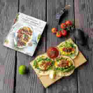 ⠀
멕시코 스타일 브런치를 직접 만들 수 있다면??

현대카드 쿠킹 라이브러리의 쿡북 
<Half Baked Harvest Super Simple>의
아보카도 브렉퍼스트 타코 메뉴를
직접 만들어보는 셀프 쿠킹!

튀긴 샬롯과 베이컨 & 부드러운 아보카도와 오믈렛
그리고 매콤함을 더해 줄 치폴레 살사소스의 조합이란?

다양한 토핑 재료를 취향대로 조합하여
나만의 멕시칸 브런치 타코를 즐겨 보세요!

<쿠킹 라이브러리 셀프 쿠킹>
• 기간: 2023. 10. 07(토) ~ 12. 10(일)
• 시간
 - 매주 토요일 오후 12시 30분 ~ 2시, 오후 6시 ~ 7시 30분
 - 매주 일요일 오후 12시 30분 ~ 2시
• 장소: 현대카드 쿠킹 라이브러리 3F 키친
• 메뉴: 아보카도 브렉퍼스트 타코
• 금액: 30,000원 (밀키트 1개 / 1인분 분량)
• 예약: 현대카드 DIVE 앱

?프로필 링크를 통해 '직접 만들어 보고 싶어질 걸?' 콘텐츠를 확인해 보세요.

✅ DIVE 앱만 있으면 현대카드 라이브러리 주중 입장 가능!

#CookingLibrary #현대카드쿠킹라이브러리
#쿡북 #셀프쿠킹 #아보카도브렉퍼스트타코

#현대카드DIVE #현대카드다이브
#현대카드 #HyundaiCard