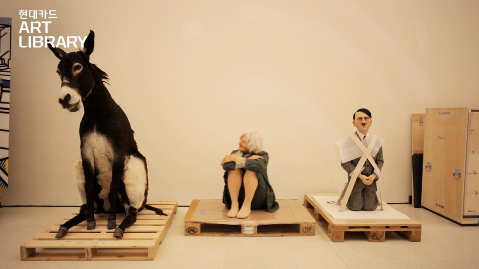 ⠀
현대카드 Art Library에서 매월 마지막주 토요일 선보이는
Moving Image Screening?️

이번 달 스크리닝 영상은 Maurizio Cattelan의 삶과
작업을 다룬 <Maurizio Cattelan: Be Right Back>?

Maurizio Cattelan의 초기 커리어부터
2011년 뉴욕의 구겐하임 미술관에서 진행한 회고전까지,
익살스럽고 재치있는 작업을 확인할 수 있는 기회✨

이슈메이커에서 이탈리아를 대표하는 현대미술 작가로
자리매김하기까지의 과정을 Moving Image Room에서 만나보자?

<Moving Image Screening>
• 제목: Maurizio Cattelan: Be Right Back (2016)
• 일정: 2023. 04. 29(토) 낮 12시 ~ 오후 9시
• 장소: 현대카드 Art Library (Moving Image Room)
• 예약: 현대카드 DIVE 앱

* 영상은 오후 1/3/5/7시 각 정시에 시작됩니다.
* 영상 관람은 사전 예약으로 진행되며, No-Show 발생 시 현장 방문(Walk-in) 선착순 입장 가능합니다.

#현대카드아트라이브러리 #HyundaiCardArtLibrary
#MaurizioCattelan #BeRightBack #screening

#현대카드DIVE #현대카드다이브
#현대카드 #HyundaiCard