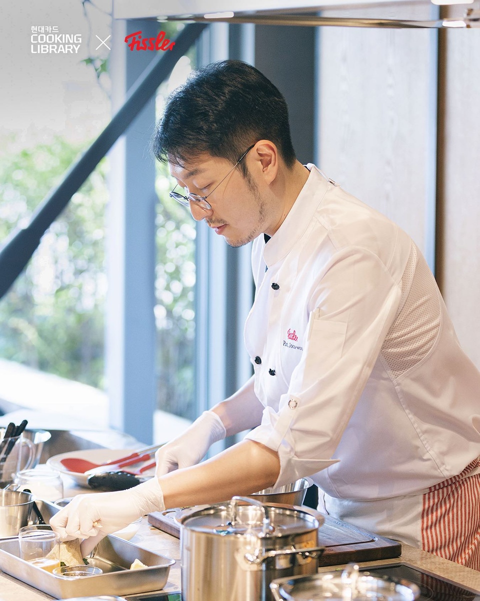 ⠀
여름 채소를 활용한 명품 요리?

독일 프리미엄 쿡웨어 브랜드 Fissler(@fissler_korea)와
쿠킹 라이브러리가 함께하는 쿠킹 클래스?‍?

'박준우' 셰프(@seoul_1983)가 다가올 여름을 맞이하여 선보이는
여름 채소를 올린 타르틴과 로스트 펜넬&연어구이?
제철 식재료를 활용한 특별한 레시피를 만날 수 있는 기회

? 프로필 링크를 통해 '여름을 맞이하는 요리' 콘텐츠를 확인해 보세요.

쿠킹 라이브러리 X Fissler 
<박준우 셰프의 ‘여름 채소’ 쿠킹 클래스>
• 신청 기간: 2023. 05. 19(금) ~ 05. 26(금)
• 예약 오픈: 2023. 05. 19(금) 오후 5시 DIVE 앱
• 행사 일시: 2023. 05. 27(토) 오후 2시
• 장소: 현대카드 쿠킹 라이브러리 3F 키친
• 프로그램: 여름 채소를 올린 타르틴, 대저 토마토 샐러드를 곁들인 로스트 펜넬&연어 구이
• 금액: 8만원 (2인)
• 예약: DIVE 앱 '여름을 맞이하는 요리' 콘텐츠 내 예약 링크

✅ DIVE 앱만 있으면 현대카드 라이브러리 주중 입장 가능!

#CookingLibrary #현대카드쿠킹라이브러리
#휘슬러 #Fissler #박준우셰프 #여름채소

#현대카드DIVE #현대카드다이브
#현대카드 #HyundaiCard