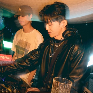 ⠀
현대카드, 언더스테이지, SMMT Let's go?

현대카드 Curated 84 무대의 주인공은
H1GHR MUSIC의 슈퍼루키 프로듀서 SMMT?

DJ에서 프로듀서로 음악적 영역을 넓힌 SMMT의
앨범 수록곡 라이브부터 스페셜 게스트와 함께하는 무대까지✨

다채로운 비트로 프로듀서로서의 존재감을 알릴
SMMT의 첫 단독 콘서트를 지금 만나보세요!?

<현대카드 Curated 84 SMMT>
• 일시: 2023. 04. 29(토) 오후 7시
• 장소: 현대카드 언더스테이지
• 티켓 가격: 77,000원 (현대카드 결제 시 20% 할인)
• 판매 일시: 2023. 03. 27(월) 오후 6시
• 예매처: 멜론 티켓

?자세한 내용은 지금 DIVE 앱에서 ‘현대카드 Curated 84 SMMT‘ 콘텐츠를 확인해보세요!

#현대카드언더스테이지 #UNDERSTAGE
#SMMT

#현대카드DIVE #현대카드다이브
#현대카드 #HyundaiCard

유의사항
- 본 공연은 Gift 카드를 제외한 모든 현대카드로 결제 가능하며, 현대카드 결제 시 20% 할인 혜택이 제공됩니다.
(티켓 판매 기간 : 2023.03.27 ~ 2023.04.28)
> 상환 능력에 비해 신용카드 이용금액이 과도할 경우, 귀하의 개인신용평점이 하락할 수 있습니다.
> 개인신용평점 하락 시 금융거래와 관련된 불이익이 발생할 수 있습니다.
> 일정 기간 원리금을 연체할 경우, 모든 원리금을 변제할 의무가 발생할 수 있습니다.
- 신용카드 발급이 부적정한 경우(연체금 보유, 개인신용평점 낮음 등)카드 발급이 제한될 수 있습니다
- 카드 이용대금과 이에 수반되는 모든 수수료를 지정된 대금 결제일에 상환합니다.
- 금융소비자는 금융소비자보호법 제19조 제1항에 따라 해당 상품 또는 서비스에 대하여 설명을 받을 권리가 있습니다.
- 자세한 내용 및 이용 조건은 카드 신청 전 현대카드 홈페이지 및 상품설명서, 약관 참고
준법감시심의필 230322-034 (2023-03-22 ~ 2024-03-21)