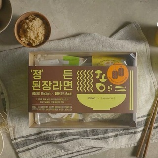 ??셰프가 알려드립니다
HOW TO COOK '정'든 된장라면?

?CEO가 먹는 맛 그대로 재현 가능한 레시피
?면발을 더 부드러운 식감으로 만드는 법
?더 맛있게 즐기기 위한 셰프's 스페셜 Kick은?

'정'든 된장라면 밀키트 조리비법,
자세한 내용은 DIVE앱에서 확인하세요

☝?‘정’든 된장라면은 전국 이마트와 SSG.COM에서
  밀키트로 만나보실 수 있어요!

'정'든 된장라면
정태영 Recipe & 정용진 Made

#정든된장라면 #정태영Recipe #정용진Made
#밀키트 #된장라면레시피
#현대카드 #이마트 #SSG닷컴
#HyundaiCard #emart