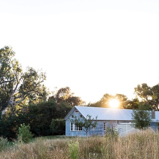 Using salvaged materials and plenty of ingenuity, a young couple in Jugiong, NSW, has reinvented an old shearer’s quarters.

Step inside via the link in bio.

#countryhome #shedconversion #jugiongnsw #countryairbnb #countryhomestay