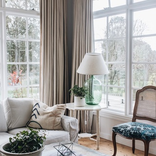 Taking inspiration from a famous past owner, Everest Seymour, the interiors of Seymour House in the NSW Southern Highlands are full of vintage pieces.

“I imagine him as a clever, well-dressed arts lover who would live it up seeing shows in The States, then return home and listen to records he bought on his travels,” says stylist and owner Georgia Ashdown.

Step inside via the link in bio.

#seymourhouse #cottage #countrycottage #weatherboard #wallpaper