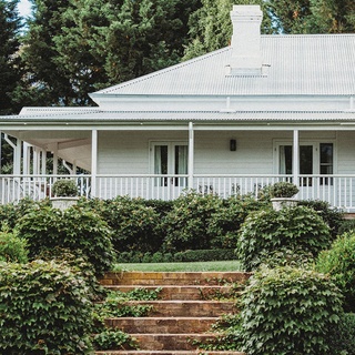 Transforming an unruly garden was top priority for winemaker Ed Swift and his wife, Emily, at their property in Orange, NSW.

Take a wander through via the link in bio.

#whiteweatherboard #orangensw #gardendesign #countrygarden #countryhome