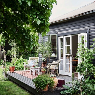 Previously occupied by a roofing company, and then an antiques dealer, this cottage required a lot of work when award-winning artist Zoe Young moved in. ⁠
⁠
"I laugh when I think of our first days in the house," reflects Zoe. "We were so happy to just have a space of our own that we were truly blind to all the work that needed to be done."⁠
⁠
Tap the link in our profile to take a tour.⁠
⁠
Photography: @lisacohenphoto⁠
Styling: @becksimonstylist ⁠
⁠
⁠
#deck #cottagestyle #stilllife #garden⁠
