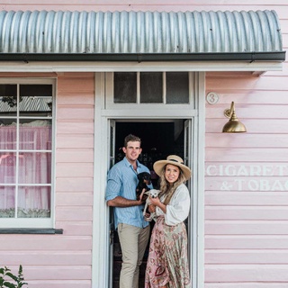 The grandmillennial pink cottage that captured everyone’s hearts.

Tap the link in bio for the full tour and story.

#pinkcottage #weatherboardcottage #grandmillenialpink #daschund