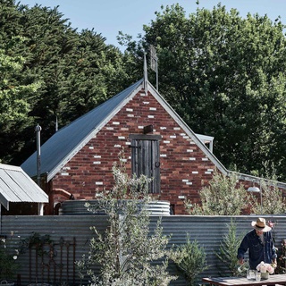 This quaint gable roof cottage, Crofters Fold Farmhouse, in Pipers Creek is surrounded by roses and Pinot noir grapes. Pure country perfection.

Take a tour via the link in bio.

#cottage #countrycottage #gableroof #roses