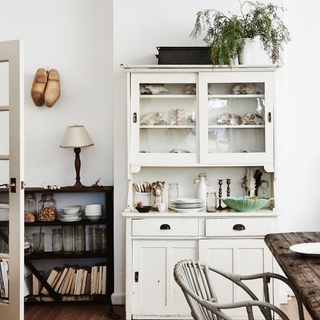 Surrounded by grazing cattle and a brood of chooks, this 1930s farmhouse in central Victoria has proved the perfect fit for Kate, Adrian and their four children.⁠
⁠
The home, neutral and crisp in palette, has provided the perfect backdrop and blank canvas for the family's collection of vintage furniture, heirloom pieces and handcrafted finds. Here, Kate's grandmother's lamp sits upon a rescued bookshelf while the clogs above were an op-shop find.⁠
⁠
Take a tour via the link in bio.⁠
⁠
Photography: @lisacohenphoto⁠
Words: @ruthwelsby⁠
⁠
#vintagefurniture #antiqueshopping #antiquefurniture #farmhouse