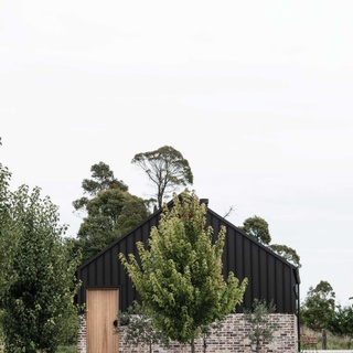 From where we’d rather stay… The Barn at Rangeview offers accommodation dedicated to sharing in the tranquil spoils of a simply country life.

Is this gorgeous stay on your hit list?

#thebarn #blackbarn #southernhighlands #contemporarybarn