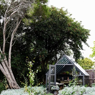 We would happily spend hours pottering away in this custom-made #glasshouse in #Daylesford, Victoria, made by Mark Anstey Crafted Furniture.⁠
⁠
Tap the link in our bio to take a wander through some stunning country gardens and explore our favourite #sheds, glasshouses, #barns and backyard studios.⁠
⁠
Photography: @lisacohenphoto ⁠
⁠
#countrygarden #cottagegarden #shed 
