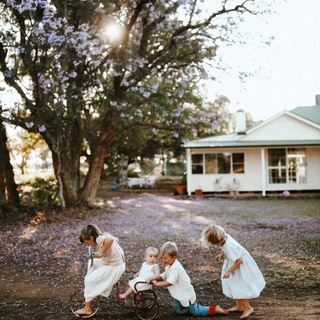 #Photographer @clancyjob finds joy and inspiration in raising her young #family in #CentralNSW⁠
⁠
"I try to stay true to myself and other mums by being authentic — the kids aren't clean, they're barefoot in undies in front of the clothesline, or ripping around with our old shed pram, dust flying," she says of Dolly, six, Daisy, five, Trader, four, and one-year-old Hardy.⁠
⁠
Tap the link in our bio to see more of her beautiful work.⁠
⁠
Photography @clancyjob⁠
⁠
