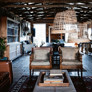 After purchasing a farm 35km south of Bathurst, couple Tania and Matt set about restoring the dilapidated shearing shed their real estate agent said they could "knock down." ⁠
⁠
Slowly but surely, they transformed it into a guest house with an open-plan living room, cosy bedrooms and an art studio. ⁠
⁠
Tap the link in our profile to take a tour. ⁠
⁠
Photography: @mtwee1⁠
⁠
#shearingshed #shed #shedconversion #rusticstyle #eclecticstyle #vintagestyle