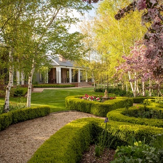 Sweeping lawns, flower-filled #garden beds and banks of trees are today all part of a spectacular garden design set out by owner Bruce Honey in 2001 who chose the circle as the central motif leading to the garden's name Verdicus, which translates to 'green circles'. ⁠
⁠
Tap the link in our bio to take a tour of this inspiring garden in #CentralVictoria. ⁠
⁠
Photography: Simon Griffiths⁠
⁠
#gardendesign #formalgarden #landscaping #hedges