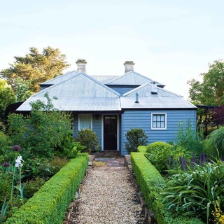 "We didn't want the garden to be big," recalls Nigel Smith of the moment he purchased this cottage in Newlyn, VIC in 2005. Famous last words, because. today the garden spills into the paddock next door. ⁠
⁠
"The garden is changing constantly," he says. ⁠
⁠
Tap the link in our profile to take a stroll through the garden which features heritage roses, manicured privet hedges and rows of 'Chanticleer' pear trees.⁠
⁠
Photography: @clairetakacs⁠
⁠
#cottagegarden #hedges #bluecottage #homeexterior #countrygarden #gardeninginspiration