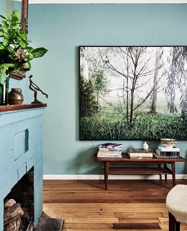 @jennifer_riddle_studio paintings celebrate the geography of #Australia — from pastoral landscapes near her home to the jagged peaks and silent wilderness of Tasmania — as rare and precious in a time of urbanisation and disruptive change.⁠
⁠
Tap the link in our bio to take a tour of the talented #landscapeartist 's home, filled with fabulous works of her own, on the Mornington Peninsula. ⁠
⁠
Photography: @lisacohenphoto / Styling: @tamaramaynes⁠
⁠
#cottage #australianart #landscapeart 