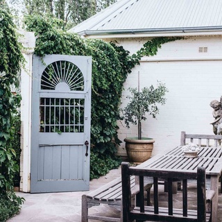This sweet, whimsical outdoor courtyard in the Boorowa farmhouse of biodynamic farmer, Charlie Arnott, plays host to many a family picnic or late afternoon laze.⁠
⁠
Embracing the country life and his love of organic food production, Charlie now shows his children how to plant trees, muster cattle and identify birds alongside his wife Angela on their 2143-hectare property.⁠
⁠
Step inside via the link in bio.⁠
⁠
Photography: @abbie_melle⁠
Words: @clairemactaggart⁠
⁠
#countryard #countrycourtyard #outdoordining #outdoorentertaining #boorowansw