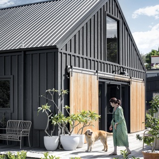 Several of you have contacted us about homes we have featured in past issues, asking if they were destroyed by the recent #bushfires.⁠
⁠
We are happy to report that David Gleeson and Leah Atkins' home on Lake Conjola on the NSW South Coast, which graced our cover in January 2019, was not destroyed by the fire and they are safe. Our hearts go out those who were not so lucky. ⁠
⁠
To find out where you can donate to help all those affected by the #bushfirecrisis, follow the link in our bio.⁠
⁠
Words @becwhish⁠
Photography @brigidarnottphotography⁠
Styling @hannah.brady