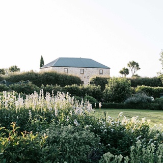 With its expansive formal lavender gardens, plentiful plantings, stunning landscape and beautiful historic homestead, The Granary is an absolute delight to the senses.⁠
⁠
Upon purchase in 2012, Fiona and Nick became the custodians of Regency-period buildings and the garden that make up this incomparable property. "[There are] mature oak trees and metres of hawthorn hedges that are heritage-listed," says Fiona who refined the garden by replacing worn-out rose bushes with fields of lavender.⁠
⁠
Take a wander through via the link in bio.⁠
⁠
Photography: @marniehawson⁠
Words: Christine Reid⁠
⁠
#lavendergarden #historichomestead #countrygarden #formalgarden #cottagegarden