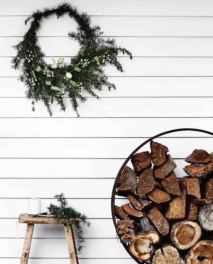 "I'll put up a very natural tree with a #wreath of natural foliage. I wrap presents in brown wrap with ribbon, usually reused from the previous Christmas presents! Then we always do a big family style feast as an evening meal," says @aurahome founder Tracie Ellis, who spends #Christmas at her cottage in the Macedon Ranges. ⁠
⁠
Tap the link in our bio to tour her renovated #farmhouse which is looking very #festive at this time of year.⁠
⁠
Photography: @sharyncairns