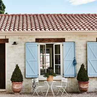 Does living in a #chateau in the rural, rolling hills of Southern #France sound like your idea of heaven?⁠
⁠
Tap the link in our bio to tour 10 French-inspired homes in Australia and let their romantic, rustic and elegant aesthetic transport you. ⁠
⁠
Photography: @lisacohenphoto / Styling: @tess.newman.morris⁠
⁠
#frenchcountrycottage #frenchcountrystyle #countryhomes
