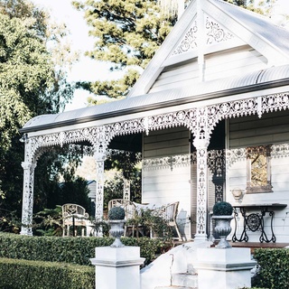Located on the Hunter River, Morpeth is a fast favourite with its sublime dining and shopping precinct, character-filled cobblestone paths and plethora of heritage-listed buildings and homes.⁠
⁠
Within this gorgeous location is The Villa Country House Retreat; a character-filled luxurious homestead with an attached converted studio.⁠
⁠
Take a closer look at this stunning accommodation via the link in bio.⁠
⁠
Photographer: @abbie_melle⁠
Words: @clairemactaggart and @tahnimesann⁠
⁠
#historichome #frontverandah #convertedstables #morpethnsw